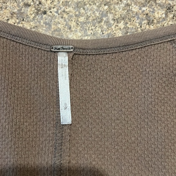 FREE PEOPLE small long sleeve w pretty sleeve detailing - Picture 3 of 4